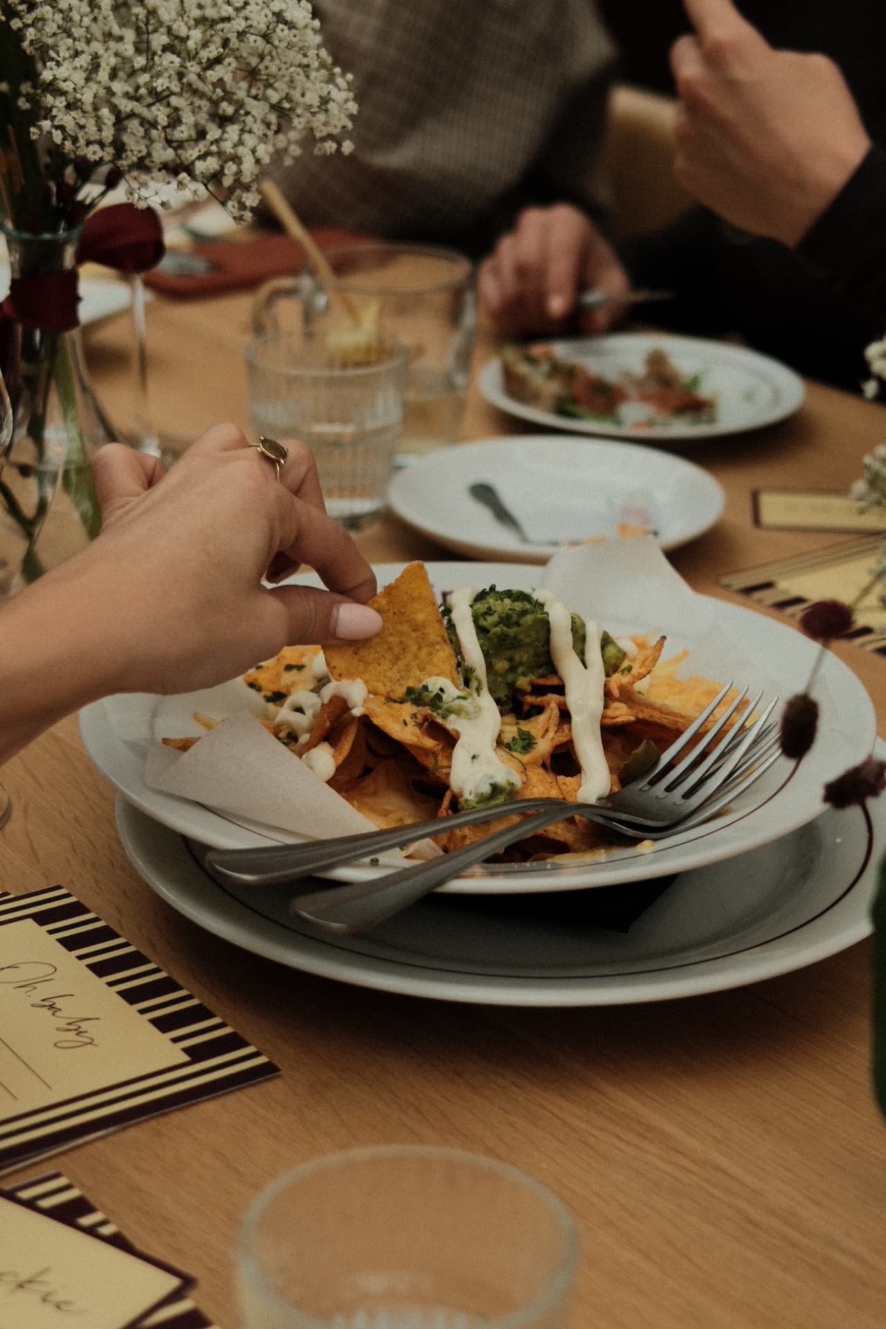Gasten delen lunchhapjes tijdens een babyshower bij atMirror