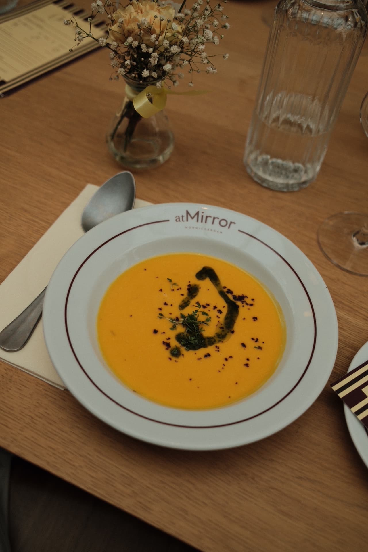 Verse soep geserveerd in atMirror-servies tijdens een babyshowerlunch