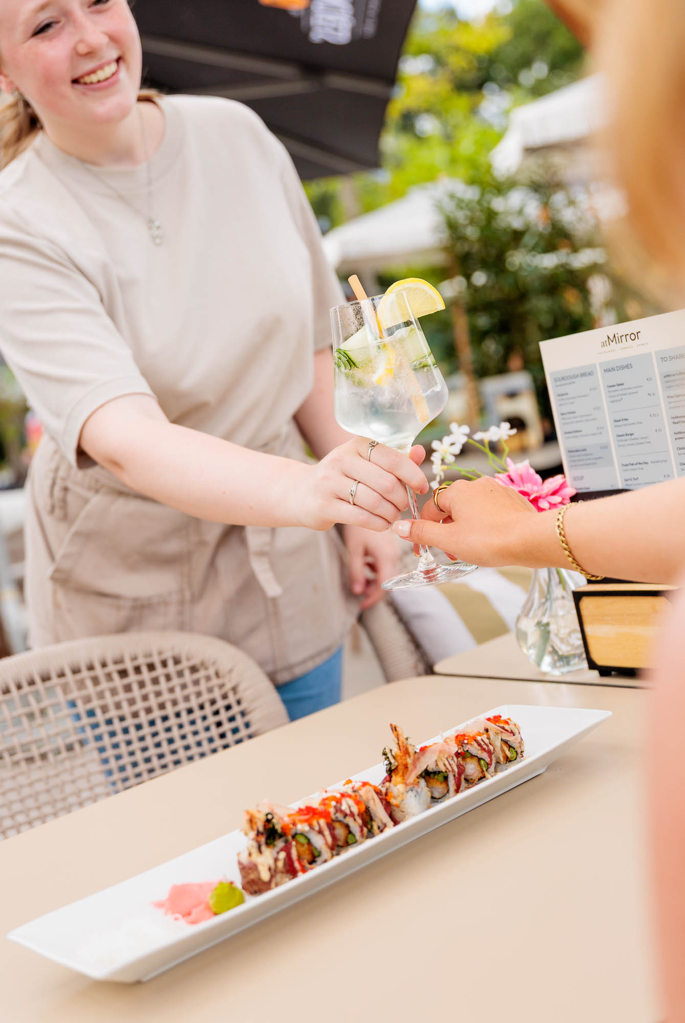 Verse sushi wordt aan tafel geserveerd bij atMirror
