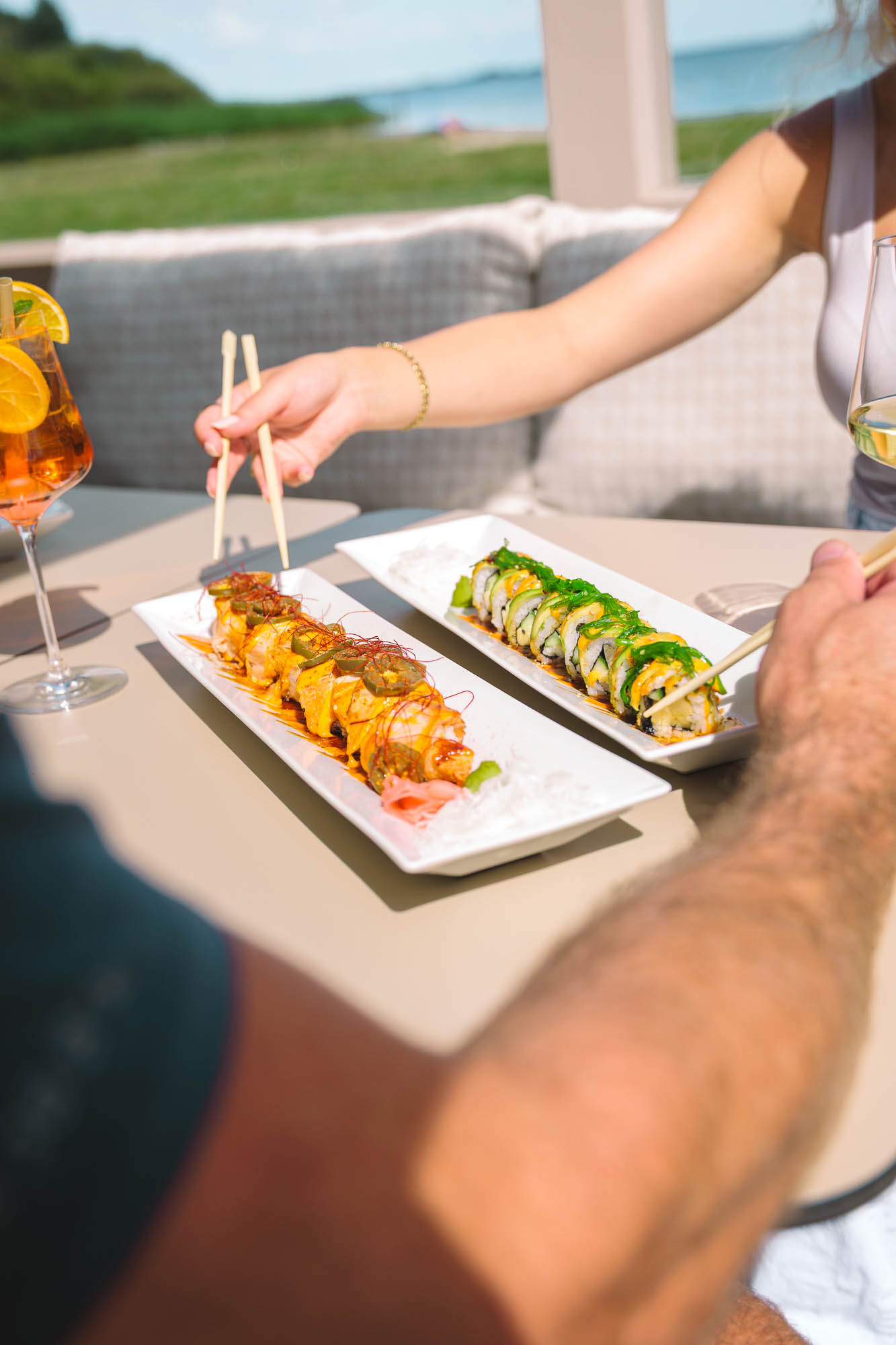 Sushi wordt gedeeld aan tafel bij atMirror