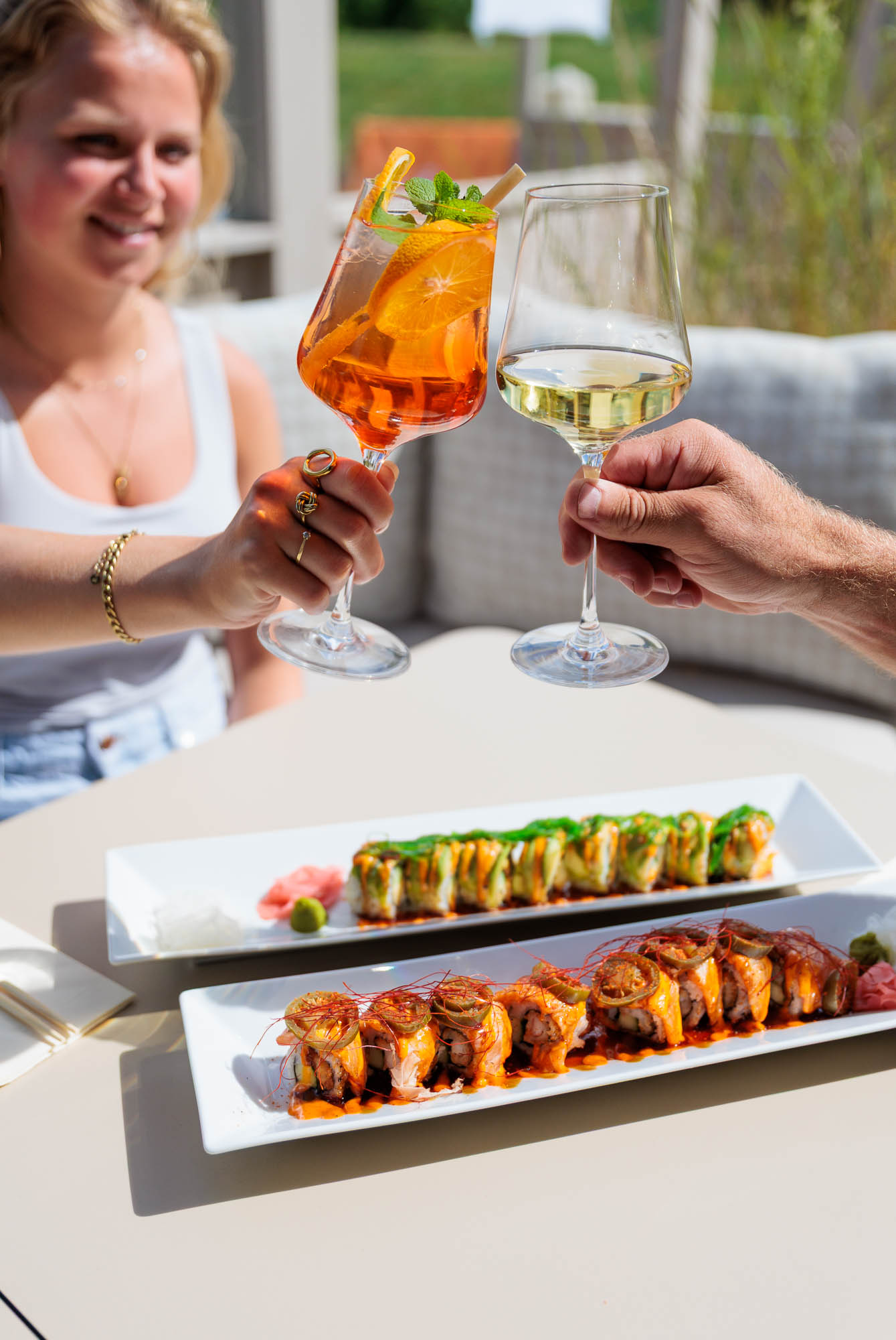 Sushi en een spritz op het terras van atMirror