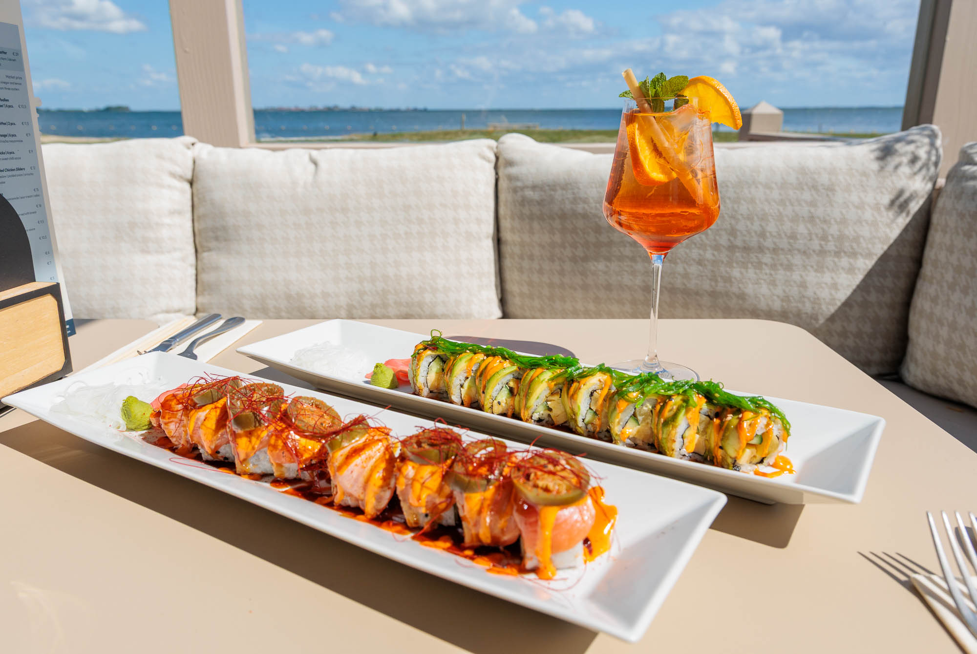 Planken met verse sushi op tafel bij atMirror