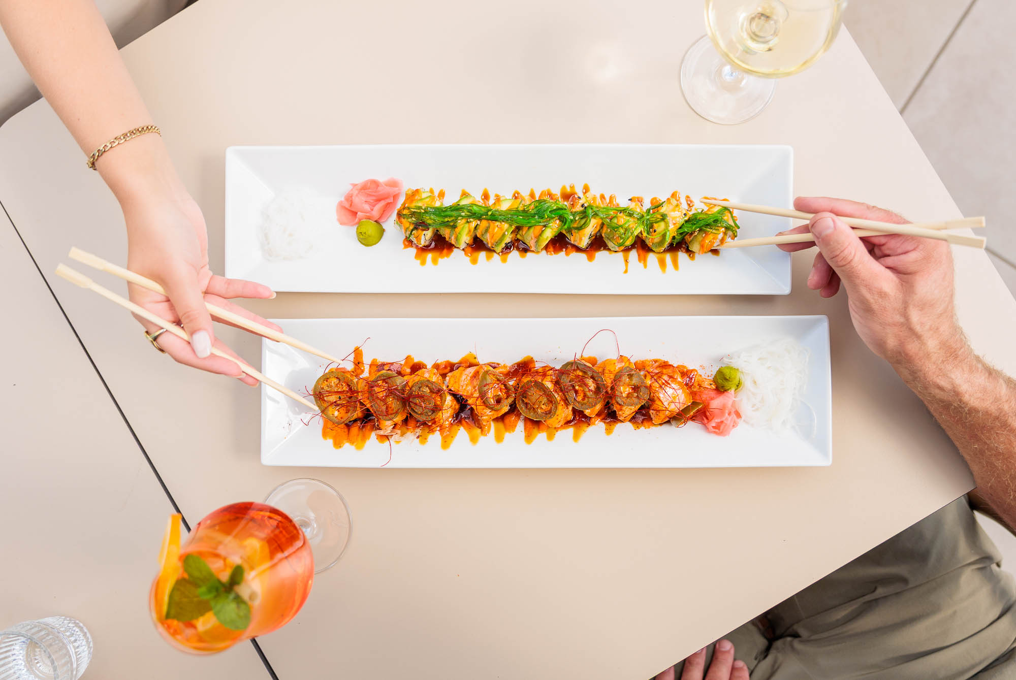 Gasten pakken sushi van de plank bij atMirror