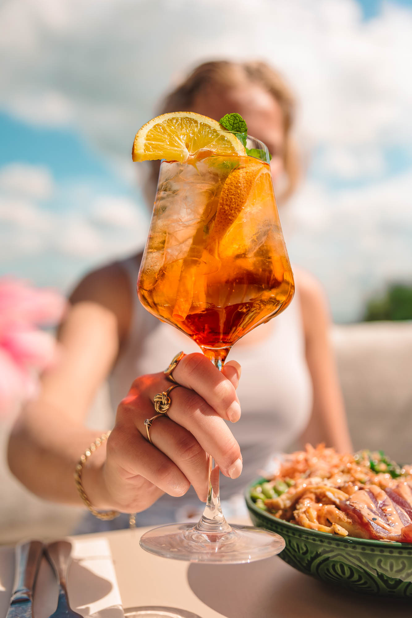 Spritz tijdens een borrel op het terras van atMirror