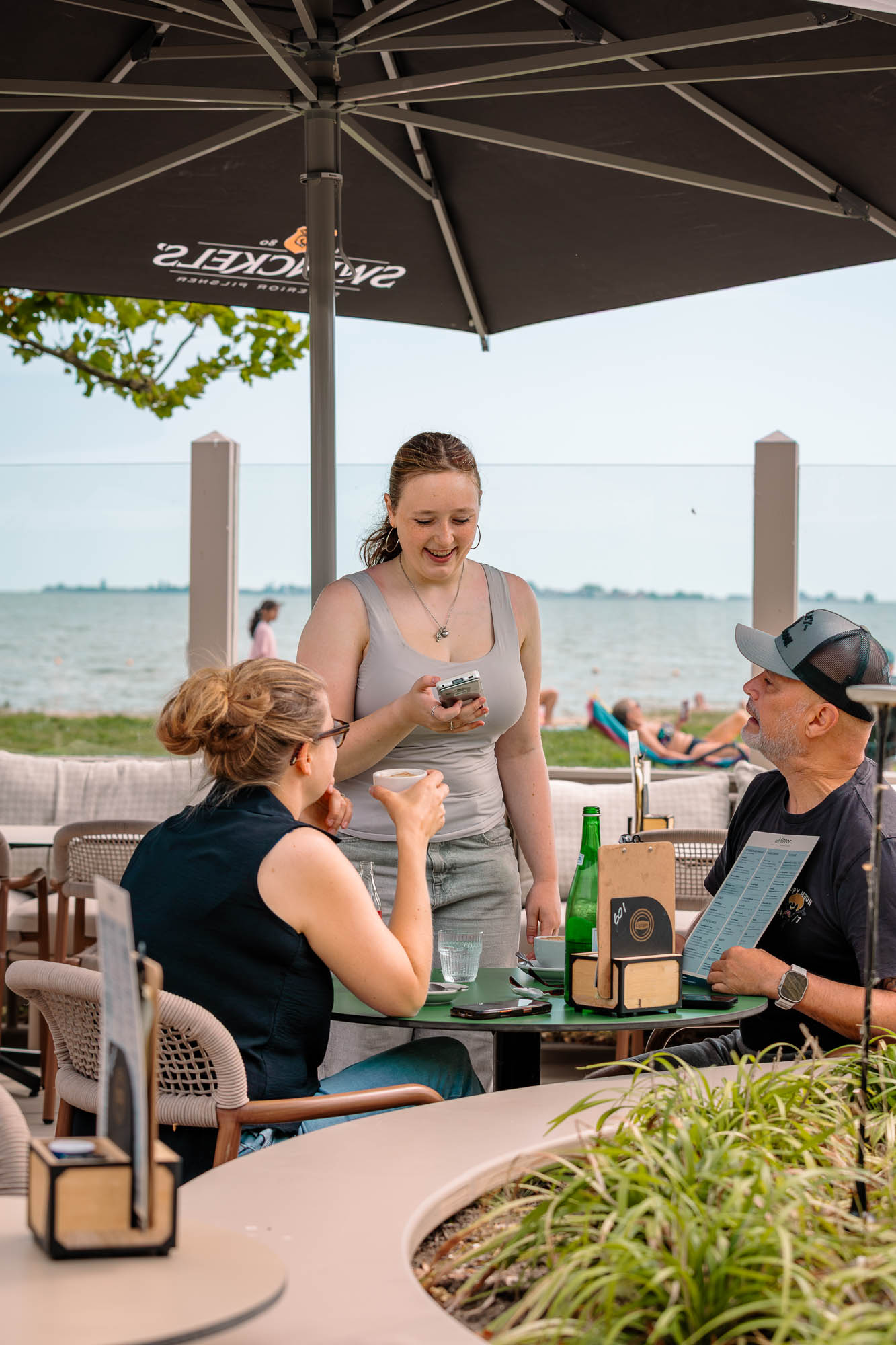 Bediening aan een tafel op het terras van atMirror
