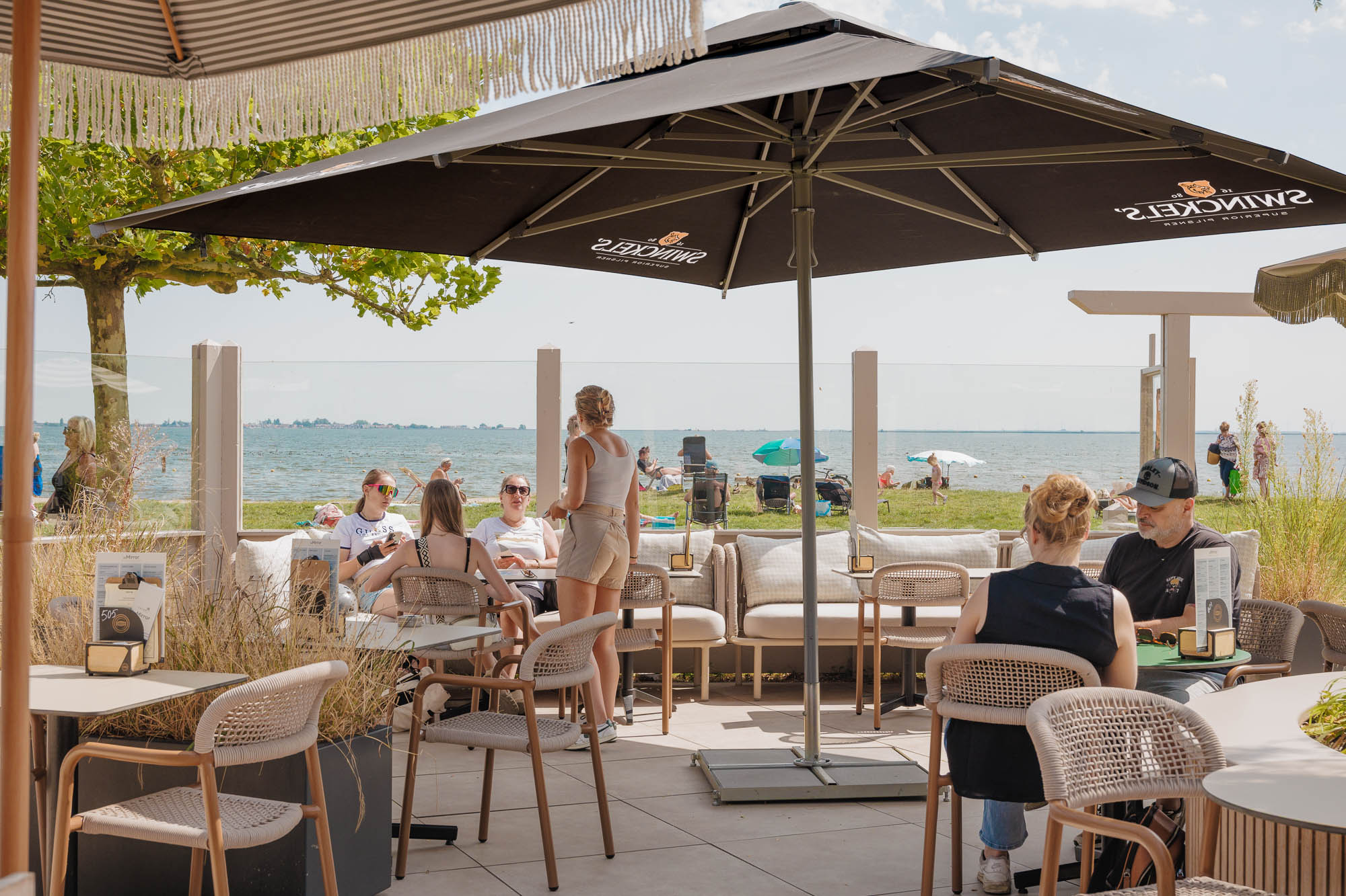 Loungehoek op het terras van atMirror aan het water