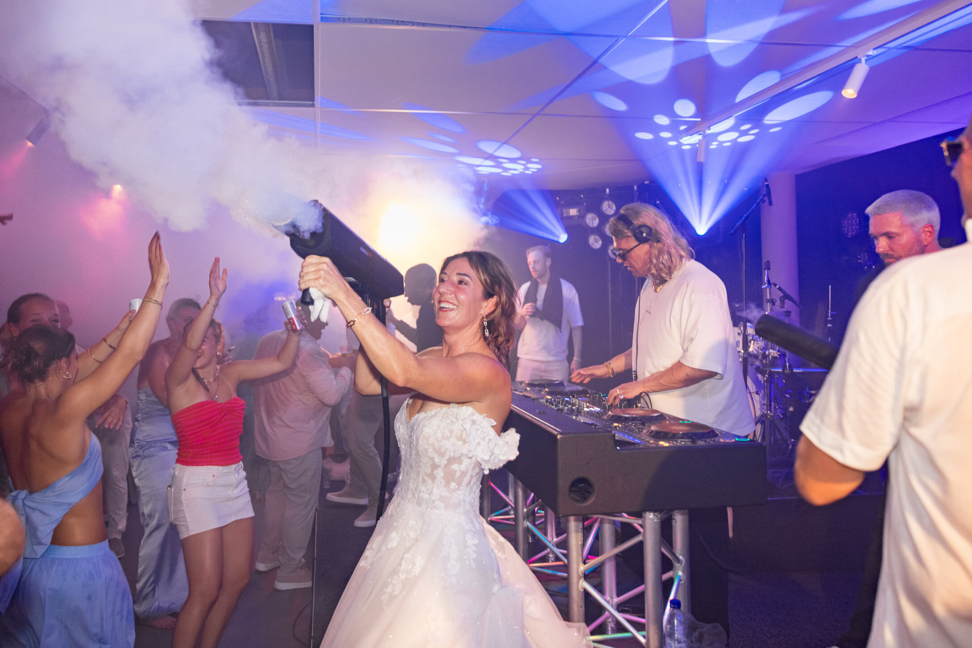 Bruid en gasten vieren feest bij het rookkanon