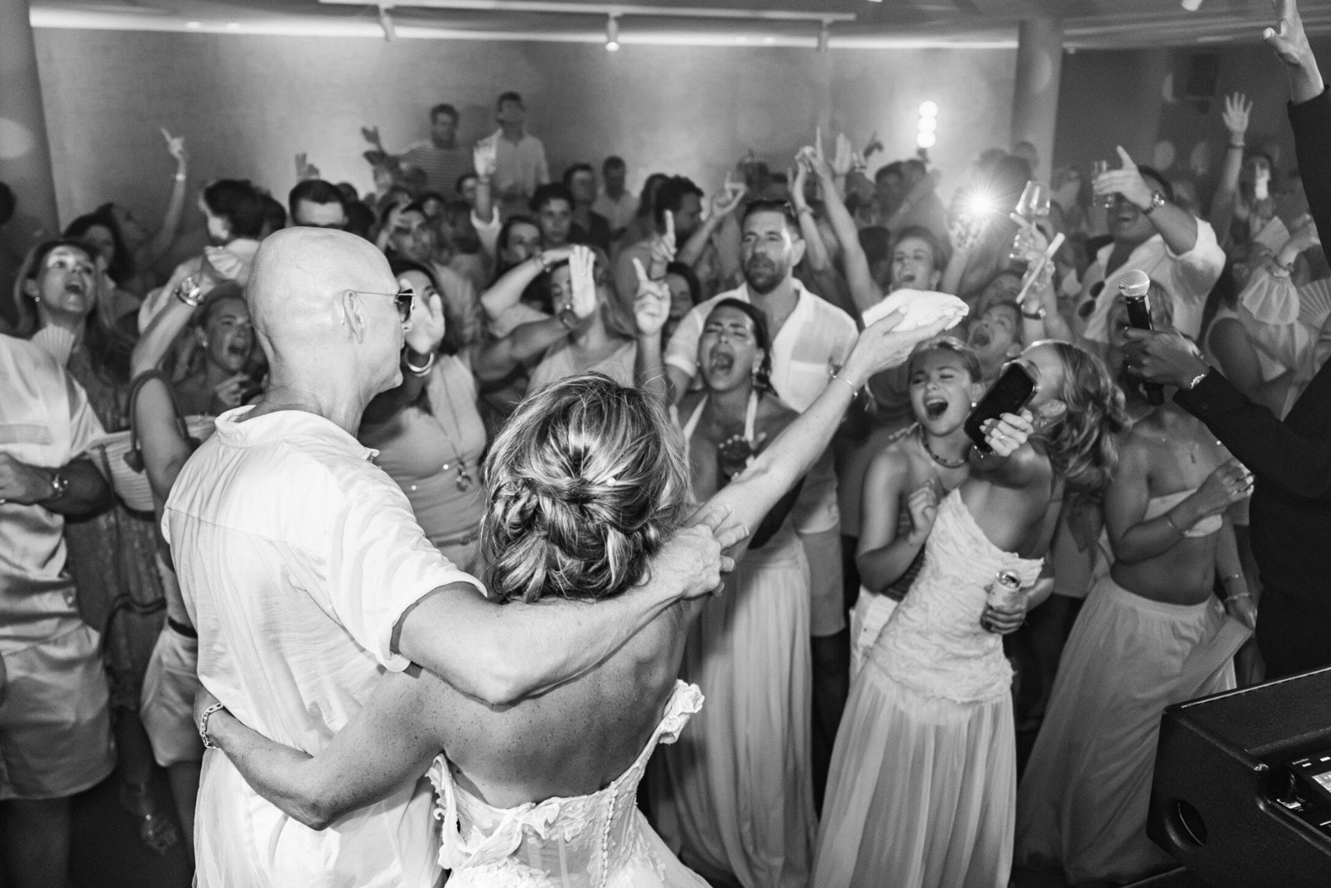 Bruidspaar danst samen op de dansvloer in zwart-wit