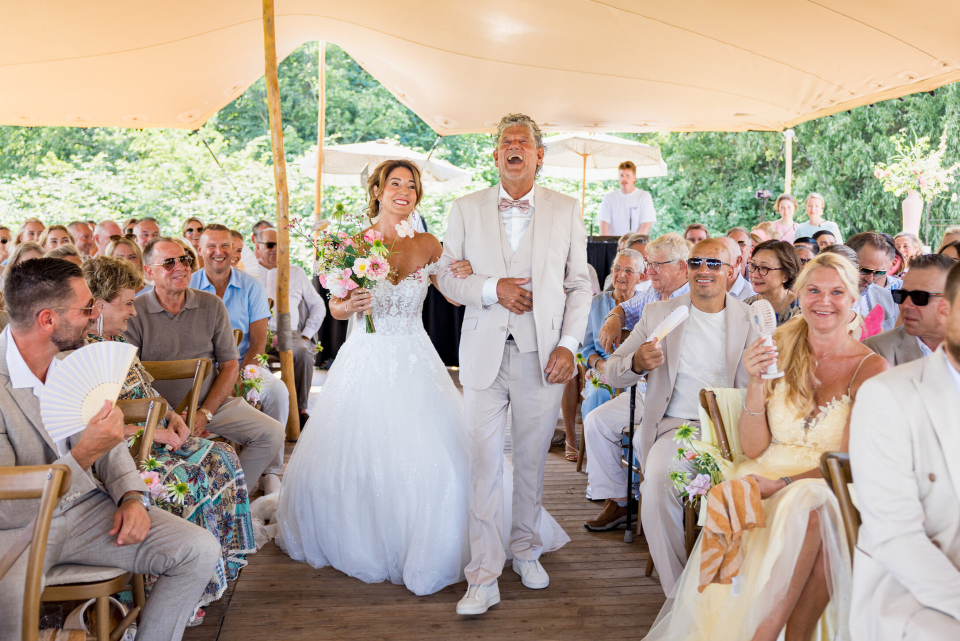 Bruid komt binnen tijdens de ceremonie onder de stretchtent