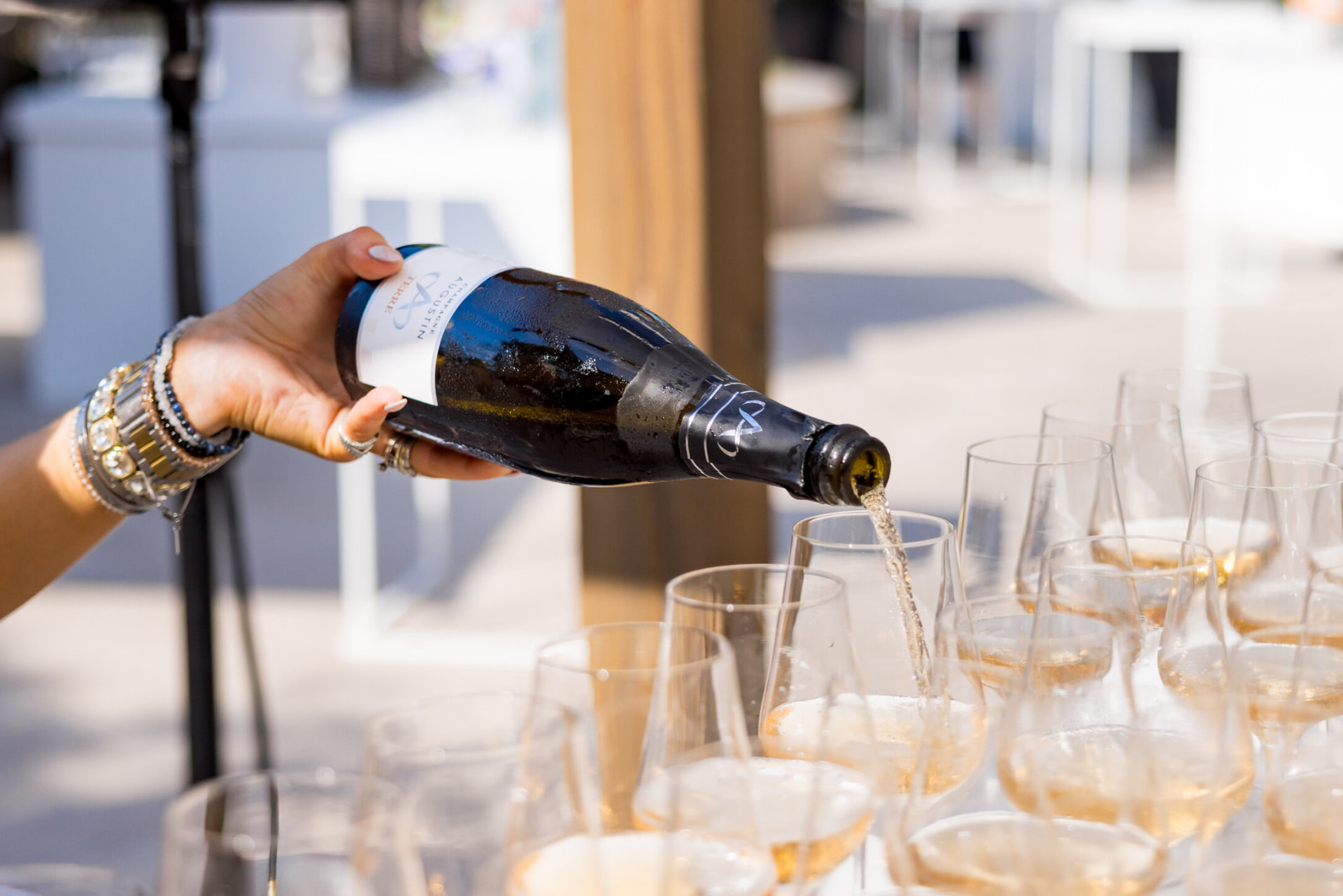 Champagne wordt ingeschonken voor de bruiloftsgasten