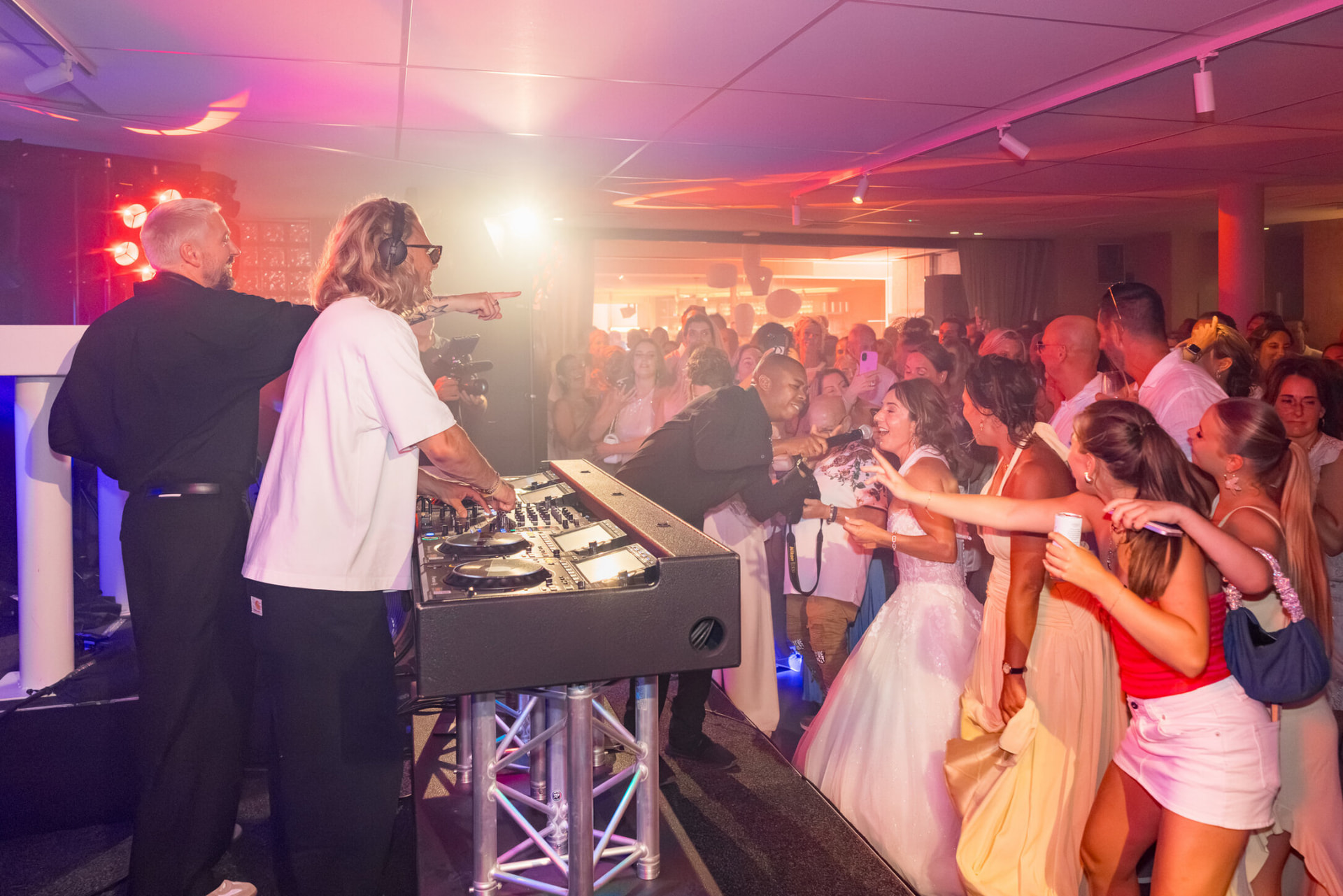 Volle eventzaal met dj en dansende gasten