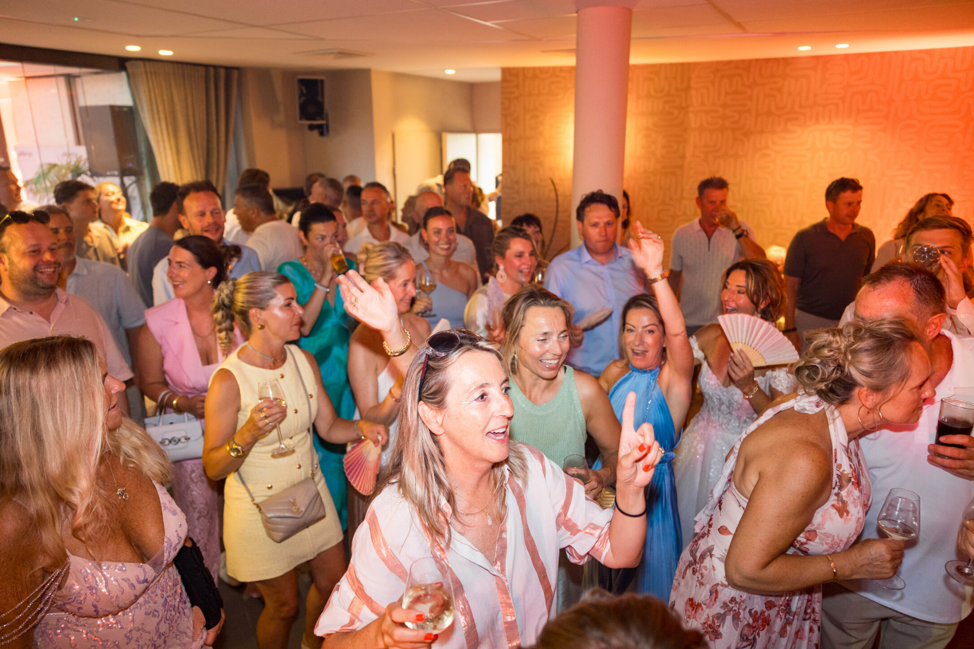 Gasten vieren feest op de dansvloer bij atMirror