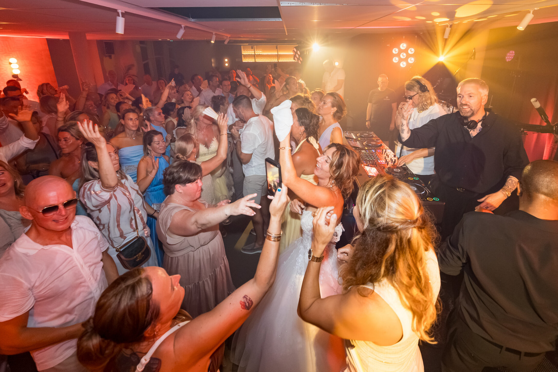 Eventzaal van atMirror tijdens een bruiloftsfeest