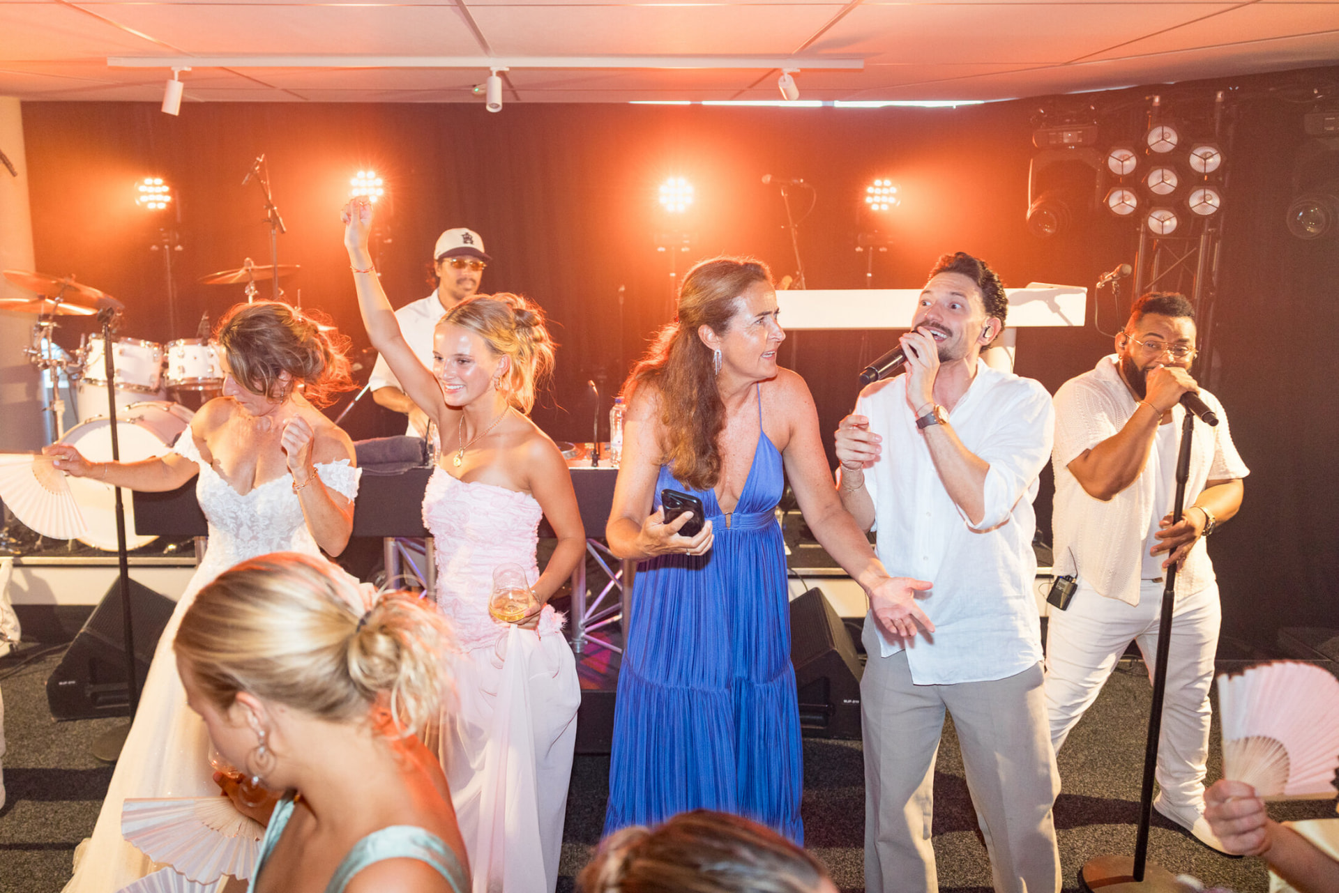 Liveband in de eventzaal van atMirror