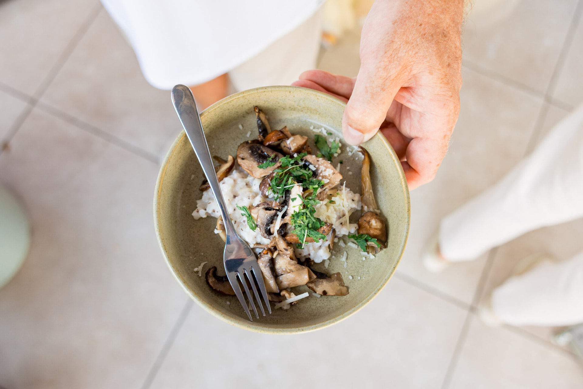 Voorgerecht met risotto en paddenstoelen tijdens een bruiloftsdiner bij atMirror
