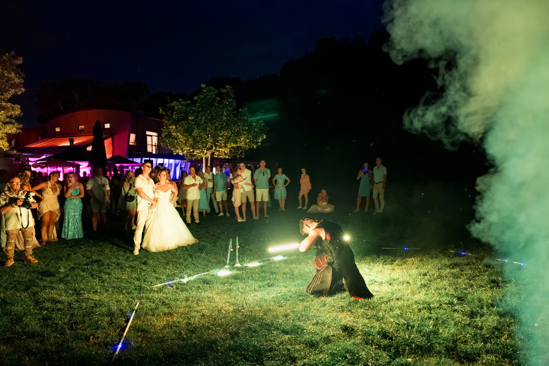 Vuurshow op het grasveld in de avond