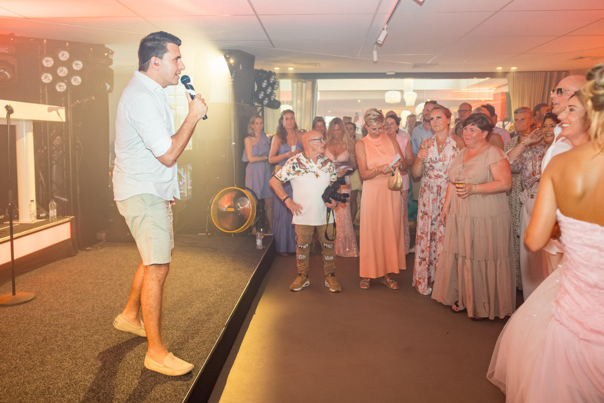 Zanger treedt op voor bruiloftsgasten